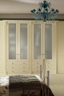 Μπεζ ντουλάπα και συρταριέρα στο υπνοδωμάτιο