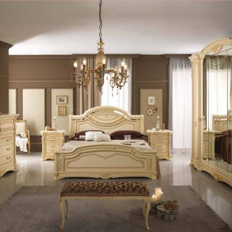 Μπεζ έπιπλα σε ένα κλασικό υπνοδωμάτιο