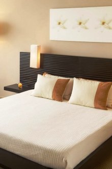 Μπεζ, λευκό και μαύρο χρώμα στο εσωτερικό του υπνοδωματίου.