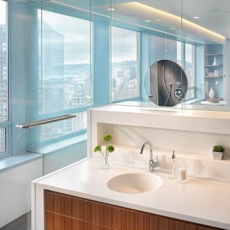 Λευκός ακρυλικός πάγκος στο μπάνιο