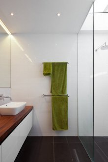 Ξύλινη επιφάνεια εργασίας στο μπάνιο