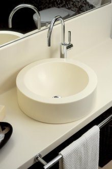 Όμορφο λευκό πάγκο στο μπάνιο