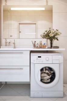 Λευκός κομψός πάγκος στο μπάνιο