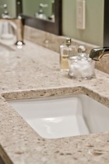 Πλαίσιο τεχνητής πέτρας στο μπάνιο