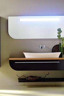 Μαύρο-καφέ σγουρό επιτραπέζιο με ένα ράφι στο μπάνιο