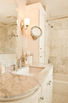 Πέτρινο πάγκο με ράφια στο μπάνιο