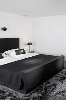 Κομψή ασπρόμαυρη κρεβατοκάμαρα