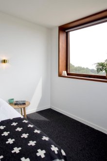 Μαύρο και άσπρο υπνοδωμάτιο σκανδιναβικού στυλ