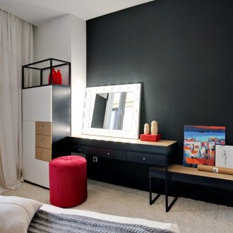 Κόκκινο τόνους σε ένα ασπρόμαυρο υπνοδωμάτιο