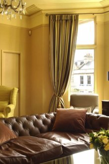 Μικρά κίτρινα και καφέ χρώματα στο σαλόνι