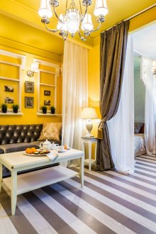 Κίτρινοι τοίχοι και οροφή στο σαλόνι