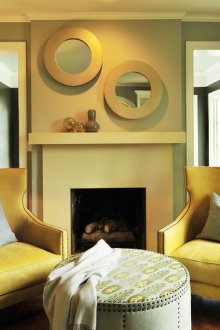 Κίτρινες πολυθρόνες στο σαλόνι με τζάκι