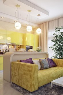 Όμορφα μαξιλάρια στο κίτρινο-μπεζ σαλόνι-κουζίνα