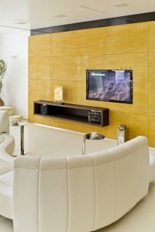 Όμορφο λευκό και κίτρινο σαλόνι