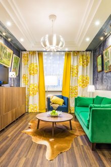 Φωτεινό συνδυασμό κίτρινου, πράσινου, μπλε, καφέ και λευκού στο σαλόνι