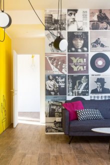 Κίτρινο τοίχο στο εσωτερικό του καθιστικού