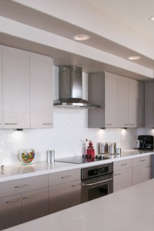 Λευκή και γκρι μοντέρνα μονάδα κουζίνας