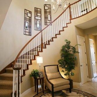 Όμορφα έπιπλα Art Nouveau στο διάδρομο με σκάλες