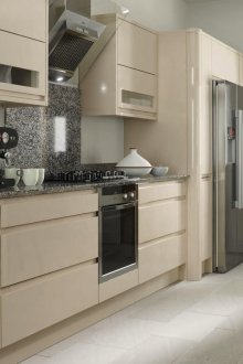 Γκρι και μπεζ κουζίνα