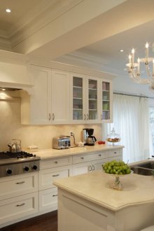 Όμορφος πολυέλαιος σε μια μπεζ και λευκή κουζίνα