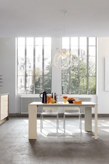 Ασυνήθιστος πολυέλαιος σε μια μπεζ-γκρίζα κουζίνα