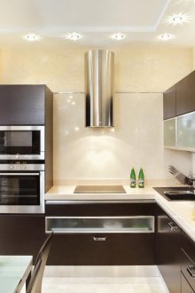 Μπεζ και καφέ κουζίνα με τραπεζαρία.