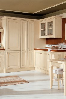 Μπεζ, λευκό και καφέ χρώματα στο εσωτερικό της κουζίνας