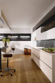 Μπεζ, άσπρο, μαύρο και καφέ χρώματα σε εσωτερικό χώρο υψηλής τεχνολογίας