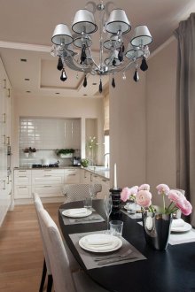 Καλή μπεζ και μαύρη κουζίνα