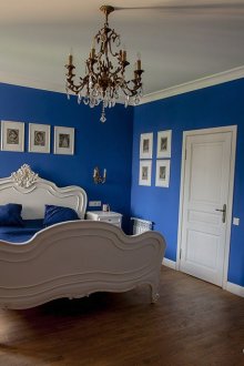 Μπλε και λευκό κλασικό υπνοδωμάτιο