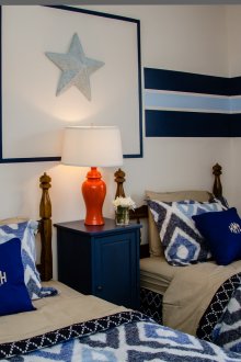 Μπλε, κόκκινο, μπεζ και λευκό χρώμα στο υπνοδωμάτιο.