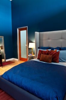 Μπλε, κόκκινο, γκρι και μπεζ χρώματα στο υπνοδωμάτιο.