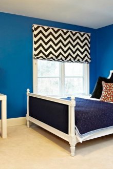 Κορεσμένο μπλε χρώμα σε εσωτερικό υπνοδωμάτιο