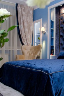 Μαλακό μπλε τοίχο και κρεβάτι στο υπνοδωμάτιο