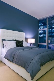 Μπλε τοίχο και κρεβάτι στο υπνοδωμάτιο