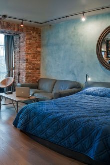 Μπλε τοίχο και κάλυμμα στο υπνοδωμάτιο