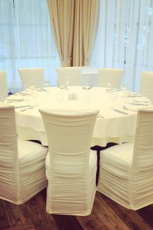Λευκή εορταστική καρέκλα καλύπτει