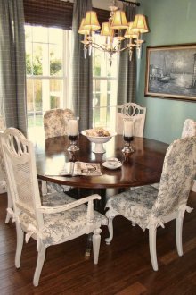 Καλύπτει καρέκλες σε κλασικό εσωτερικό