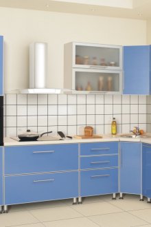 Μπλε και άσπρη κουζίνα