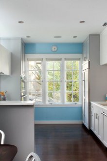 Λευκή και μπλε ευρύχωρη κουζίνα