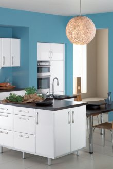 Μπλε, άσπρο και μαύρο χρώμα στην κουζίνα.