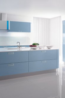 Λευκή και μπλε υψηλής τεχνολογίας κουζίνα