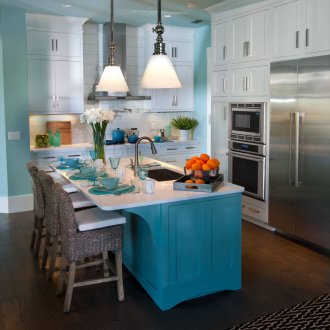 Λευκό, μπλε και καφέ χρώματα σε ένα εσωτερικό κουζίνα με νησί