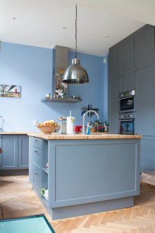 Μπεζ και μπλε κουζίνα