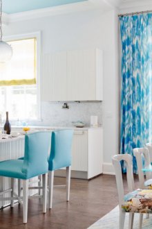 Μπλε και κίτρινη προφορά σε μια λευκή κουζίνα