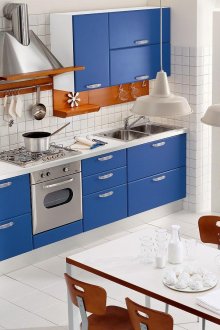 Μπλε, γκρι και λευκά χρώματα στο εσωτερικό της κουζίνας