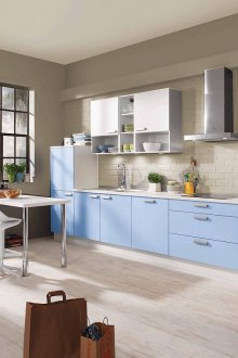 Ευρύχωρη γκρίζα-μπλε κουζίνα