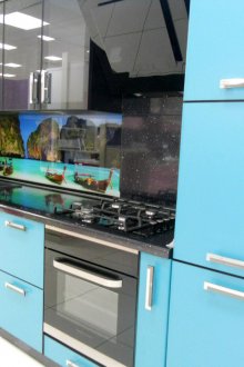 Μαύρη και μπλε κουζίνα