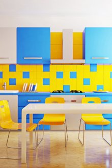 Κίτρινο, μπλε και άσπρα χρώματα στο εσωτερικό της κουζίνας