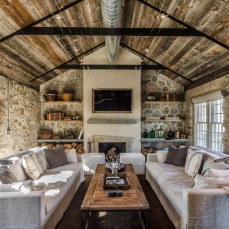 Καναπέδες, τραπέζια και ράφια